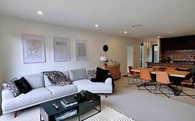 Luxury 3 Bedroom Home With Double Garage